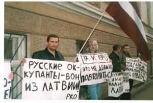 Boriss Stomahins (pirmais no kreisās) piketā pie Latvijas vēstniecības Maskavā 2003. gada 17. jūnijā. Starp citu, arī tad, kad mūsu "dzimtā" Drošības policija 2005. gadā ierosināja krimināllietu pret laikraksta "DDD" veidotājiem, Boriss Stomahins Maskavā pie Latvijas vēstniecības sarīkoja piketu, protestējot pret šo politisko izrēķināšanos.