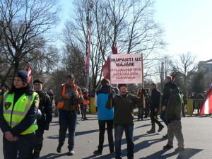 Uzraksts uz plakāta: “Okupanti uz mājām! Nāvi okupantiem, sarkanajiem fašistiem!”